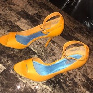 Women open toe shoe